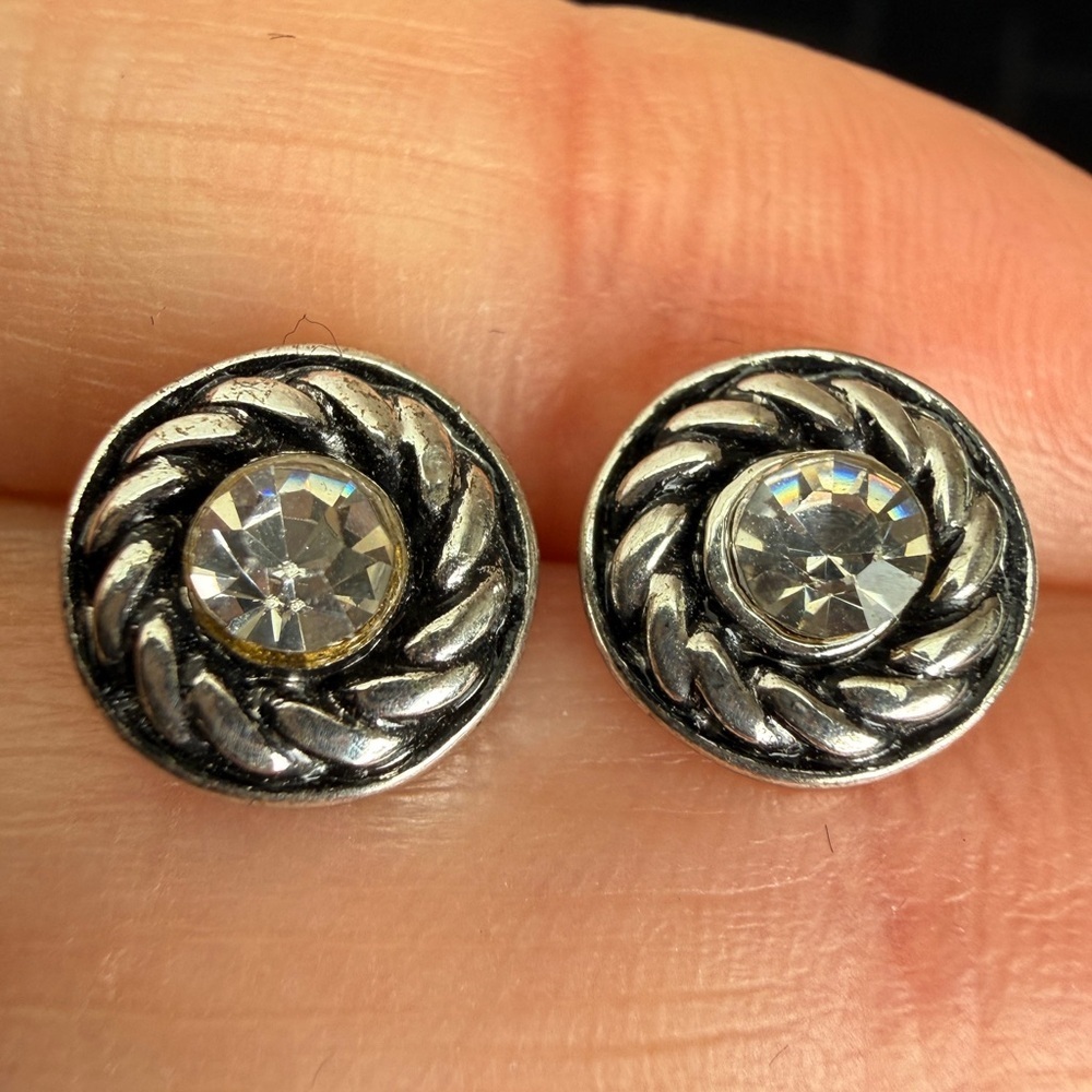 Beautiful, vintage simple, silvertone, bling etched pierced earrings - Picture 5 of 9